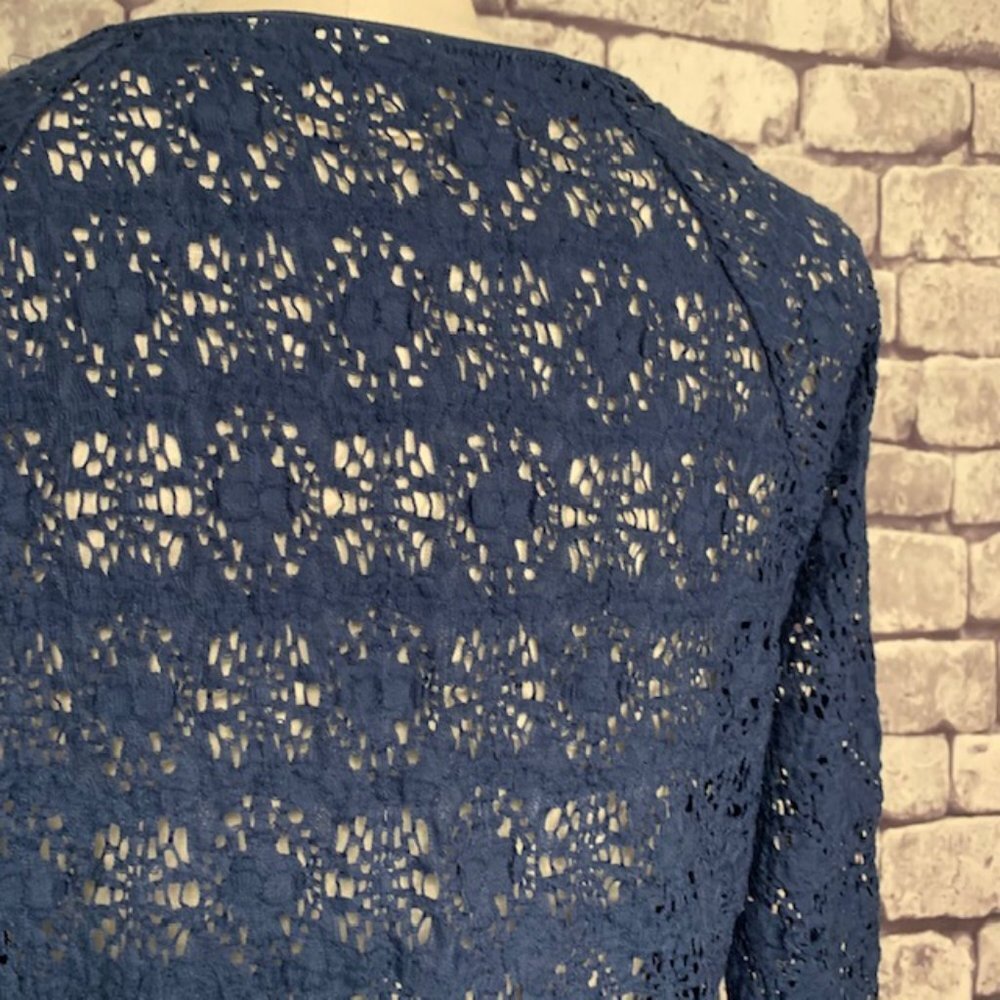 Chico's Size M Blue Sheer Lace Top - Picture 8 of 10